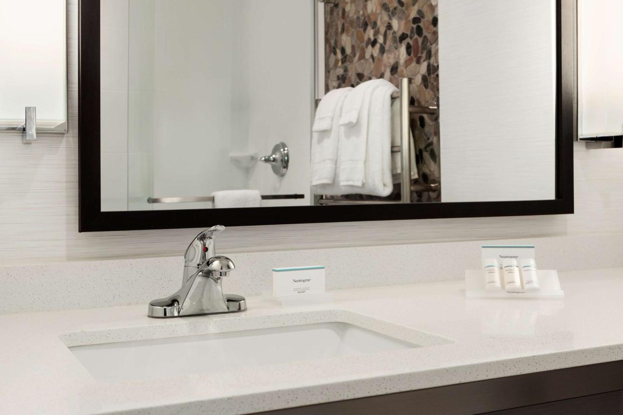Hilton Garden Inn Charlotte Southpark Bagian luar foto